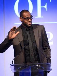 碧昂斯偷看詹姆斯照片,引发网友热议